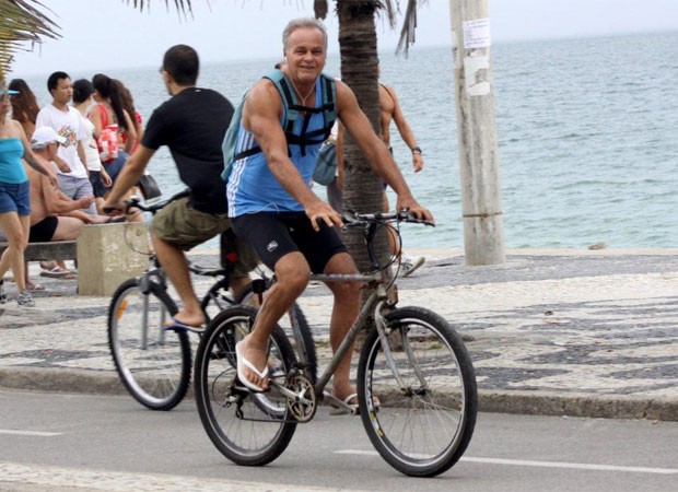 Kadu Moliterno chega à praia de bike (Foto: J.Humberto/AgNews)
