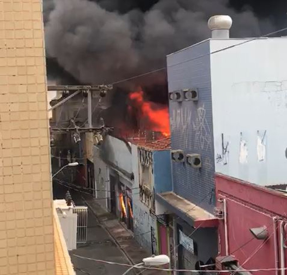 Incêndio atinge depósito de lojas de calçados no Centro de Campinas — Foto: Manuella Silva Nascimento