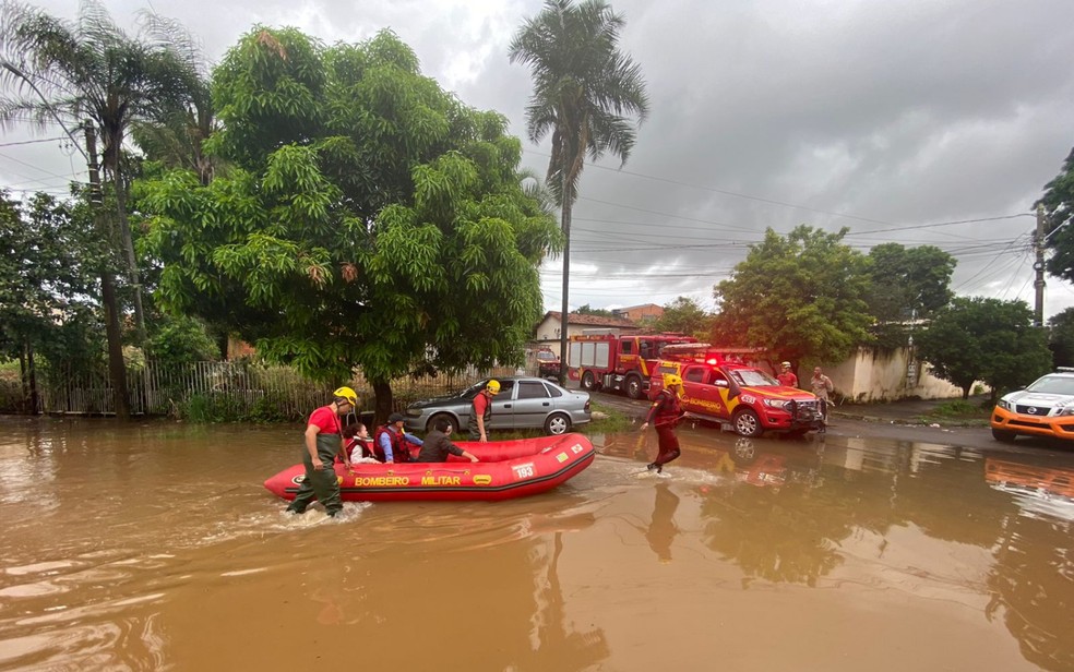 Bombeiros atuaram em enchente devido à forte chuva na tarde de sábado (19), no Conjunto Caiçara, Goiânia — Foto: Divulgação/Corpo de Bombeiros