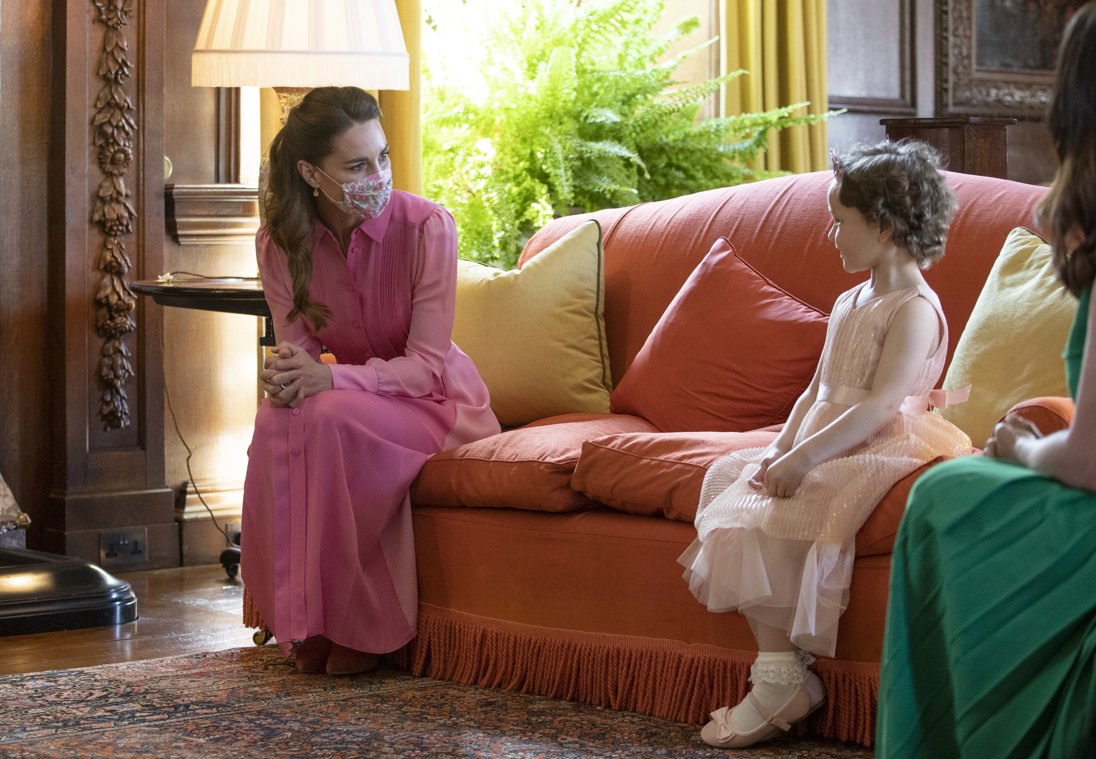 EDINBURGH, SCOTLAND - MAY 27: Catherine, Duchess of Cambridge during her meeting with Mila Sneddon, aged five, and her family, at the Palace of Holyroodhouse on May 27, 2021 in Edinburgh, Scotland. Cancer patient Mila features in an image from the Hold St (Foto: Getty Images)