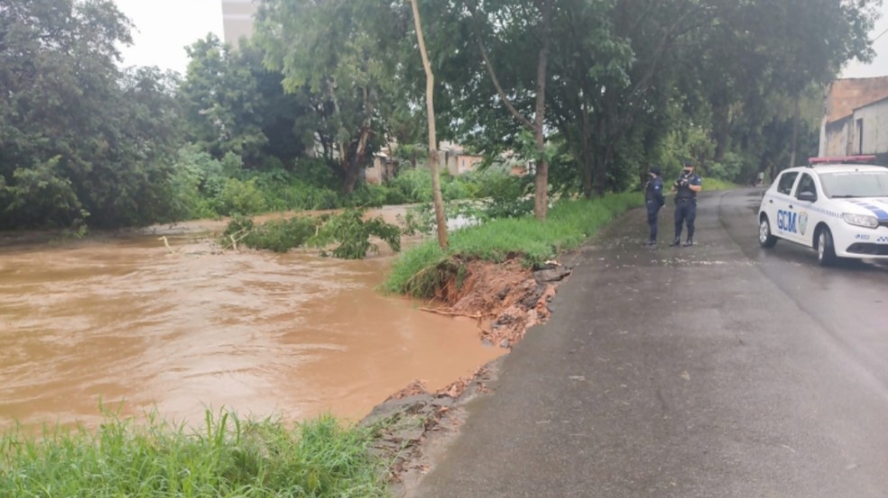 Chuva faz acostamento de avenida ceder e interdita avenida em Itajubá, MG — Foto: Reprodução/EPTV 
