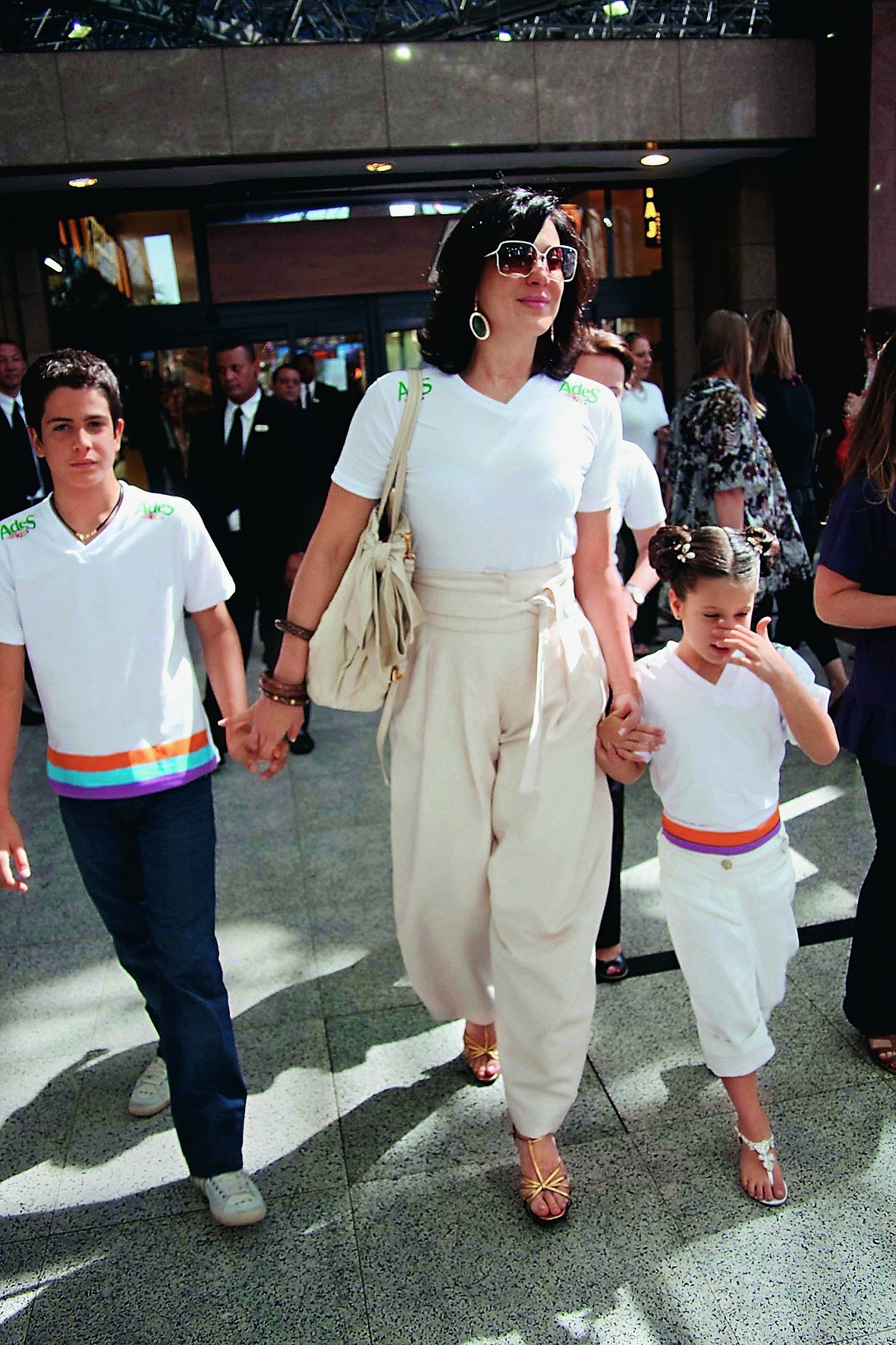 Claudia Raia e os filhos Sophia e Enzo, em 2009 — Foto: Reprodução/Editora Globo