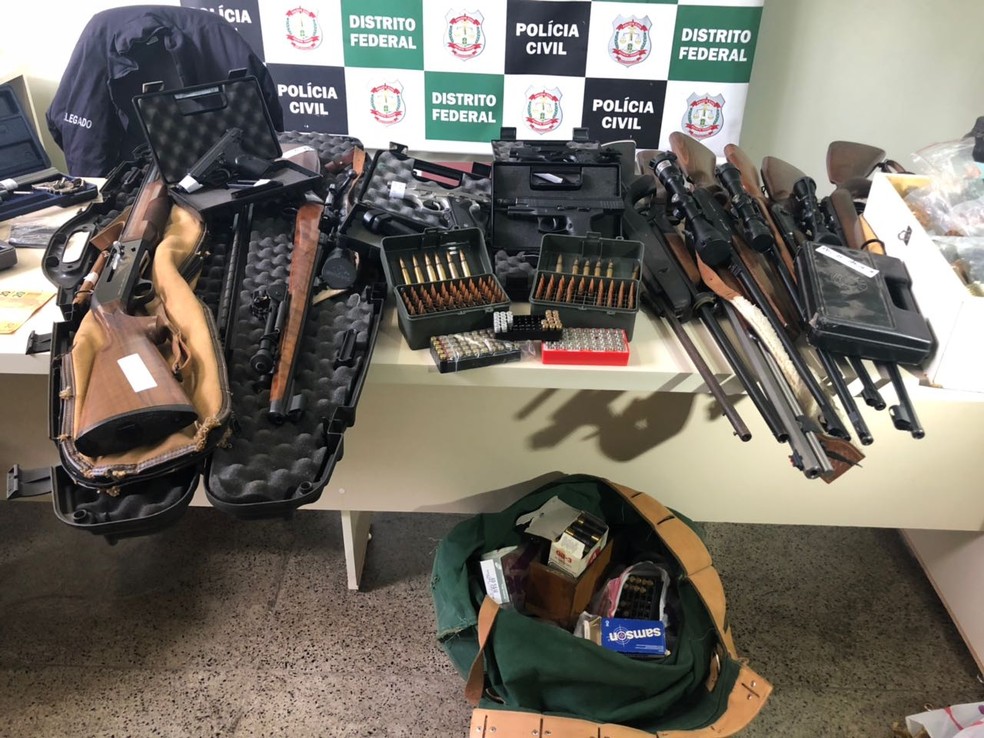 Armas apreendidas na Operação Paiol, deflagrada pela Polícia Civil do DF contra o tráfico de armas (Foto: Luísa Doyle/TV Globo)