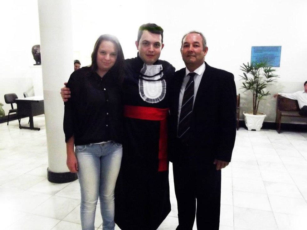 Selwin ao lado da irmã (à esqueda) e do pai (à direita), durante sua formatura em 2013 — Foto: Arquivo Pessoal 