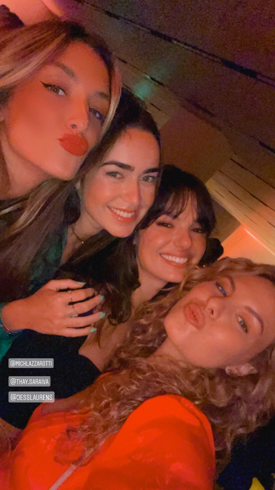 Isis Valverde com amigas (Foto: Instagram/Reprodução)
