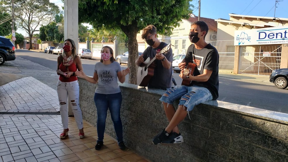 Grupo tomou medidas de prevenção para fazer homenagem em frente ao hospital — Foto: Arquivo pessoal/Braw Vanci