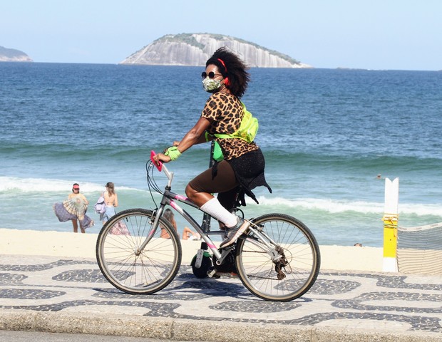 Adriana Bombom pedala na orla do Rio de Janeiro (Foto: Daniel Delmiro/AgNews)