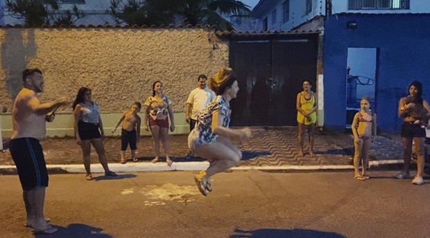 Sheila Mello pula corda na rua (Foto: Reprodução Instagram)