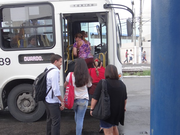Passageiros reclamam que ônibus demoram para passar (Foto: Fabiana De Mutiis/G1)
