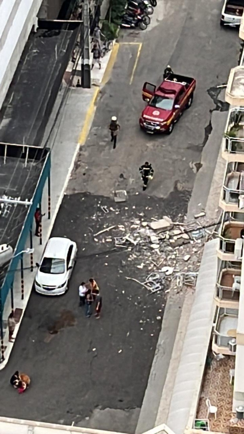 Sacadas caem de prédio em Balneário Camboriú — Foto: CBMSC/Divulgação