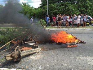 Protesto interrompe trânsito na avenida Tancredo Neves, em João Pessoa (Foto: Walter Paparazzo/G1)