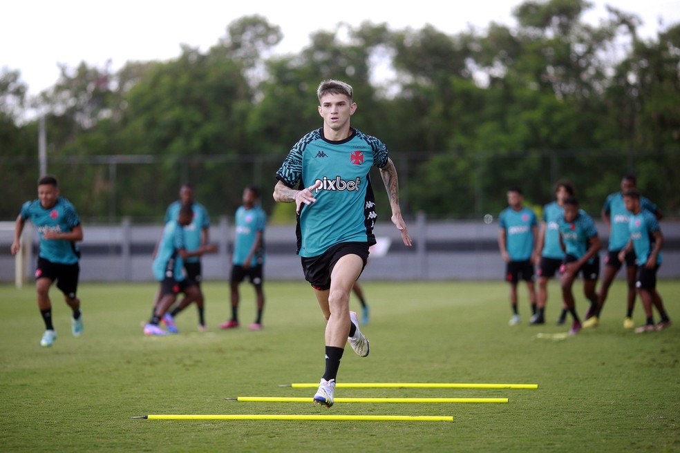 Orellano em a��o no treino do Vasco � Foto: Daniel Ramalho / CRVG