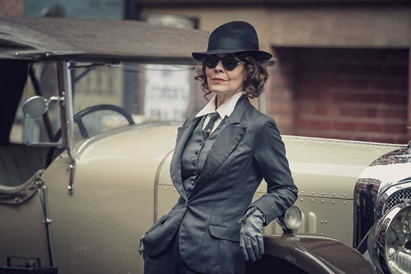 A atriz Helen McCrory em cena da série Peaky Blinders (Foto: Divulgação)