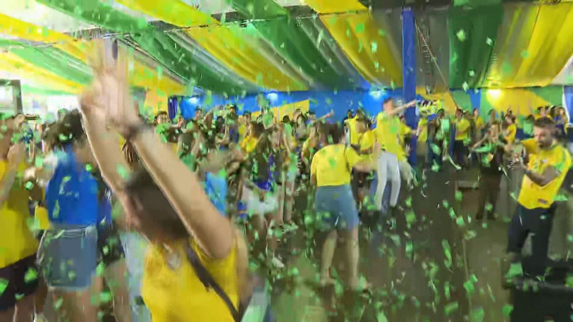 Torcedores comemoram vitória da Seleção Brasileira em diversos pontos de Belo Horizonte