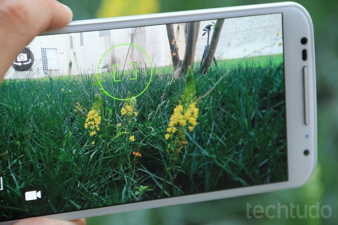 Moto X tem lente traseira com 13 megapixels e oferece 2 megapixels na frontal (Foto: Lucas Mendes/TechTudo)