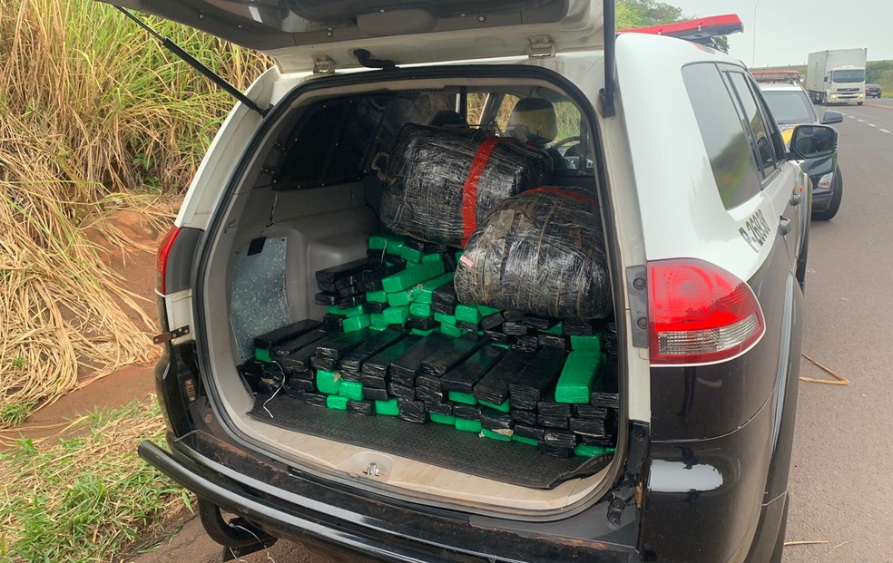 Jovem é preso transportando drogas em Piraju  — Foto: Polícia Rodoviária/ Divulgação 