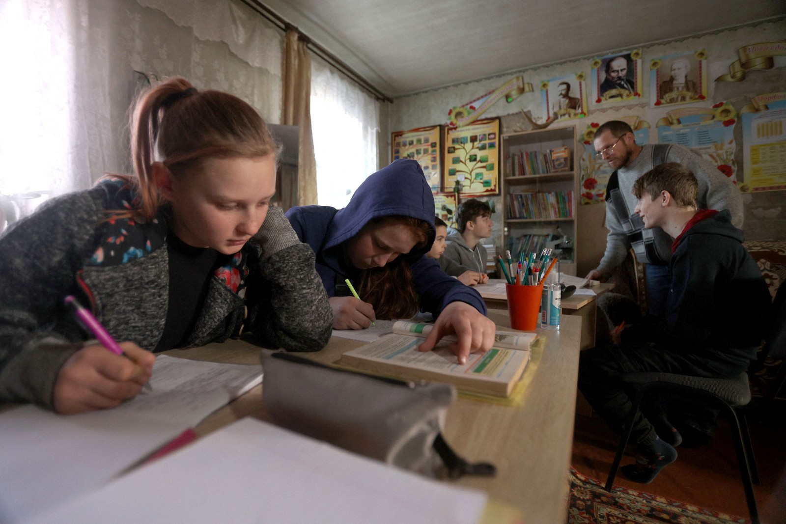 De acordo com o Unicef, centenas de escolas foram danificadas ou destruídas na Ucrânia desde o início da invasão russa — Foto: Anatolii Stepanov / AFP