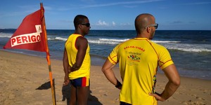 Com profissão não regulamentada,
200 salva-vidas atuam em Salvador (Denise Paixão/ Do G1 BA)