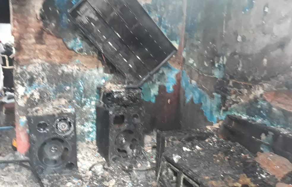 O fogo consumiu a televisão, sofá, caixa de som e outros móveis da sala. — Foto: Reprodução/TV Verdes Mares