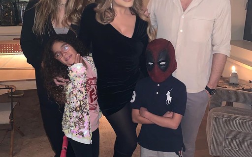 Filho de Mariah Carey se veste de Deadpool em encontro com Ryan Reynolds