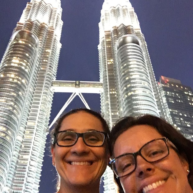 Taciane Mello e Fernanda Moura diante da torre Petronas, na Malásia (Foto: The Girls on the Road)