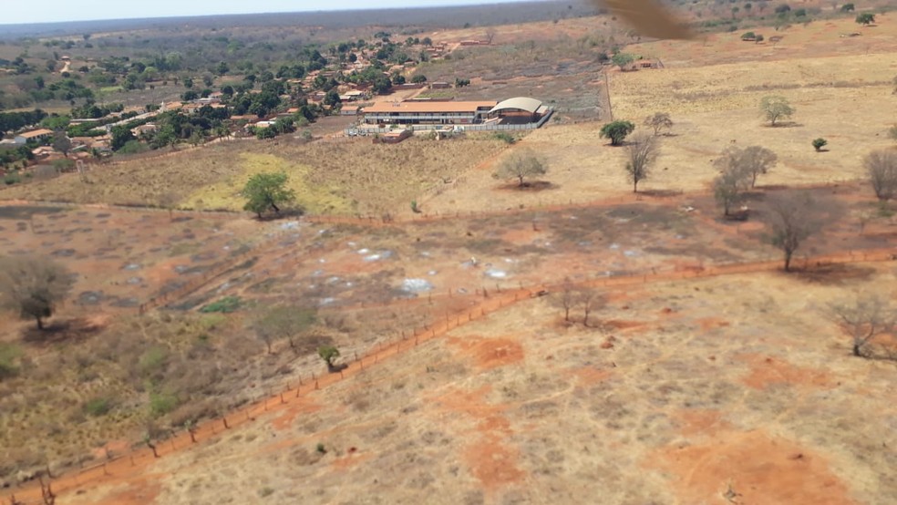 Aeronave da PM apoiou a operaÃ§Ã£o deflagrada em SÃ£o JoÃ£o da Ponte e VarzelÃ¢ndia â€” Foto: PolÃ­cia Militar/DivulgaÃ§Ã£o 