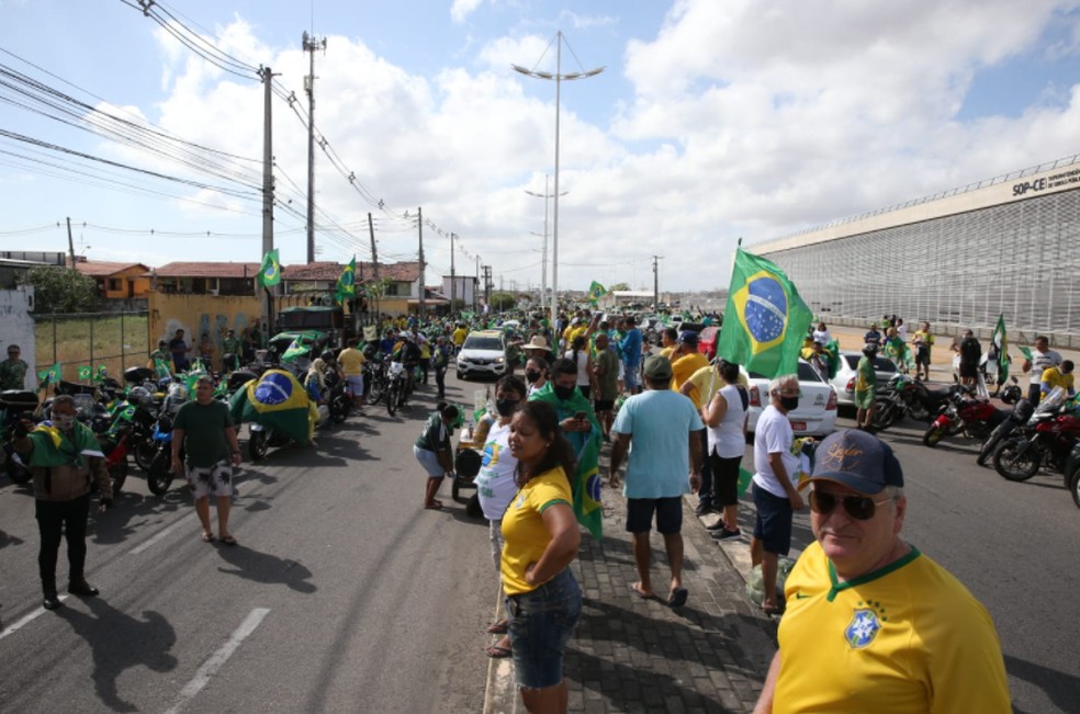 Apoiadores de Jair Bolsonaro, na Avenida Alberto Craveiro, no Bairro Castelão, em Fortaleza. — Foto: Kid Júnior/Sistema Verdes Mares