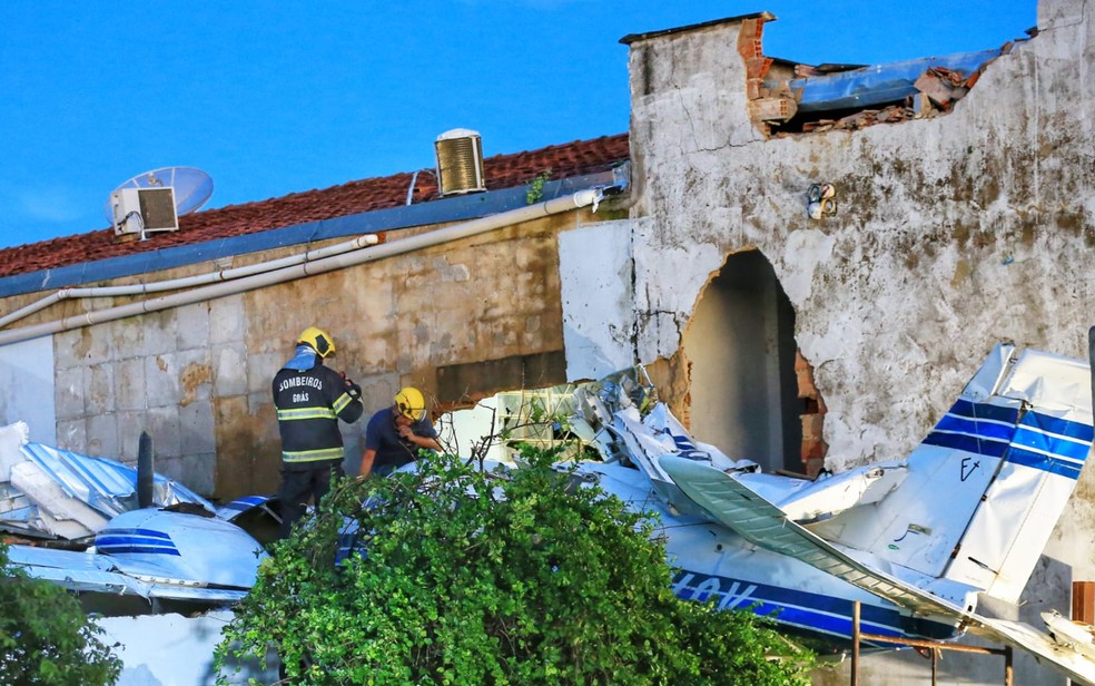 Avião cai em Goiânia, Goiás — Foto: Wildes Barbosa/O Popular