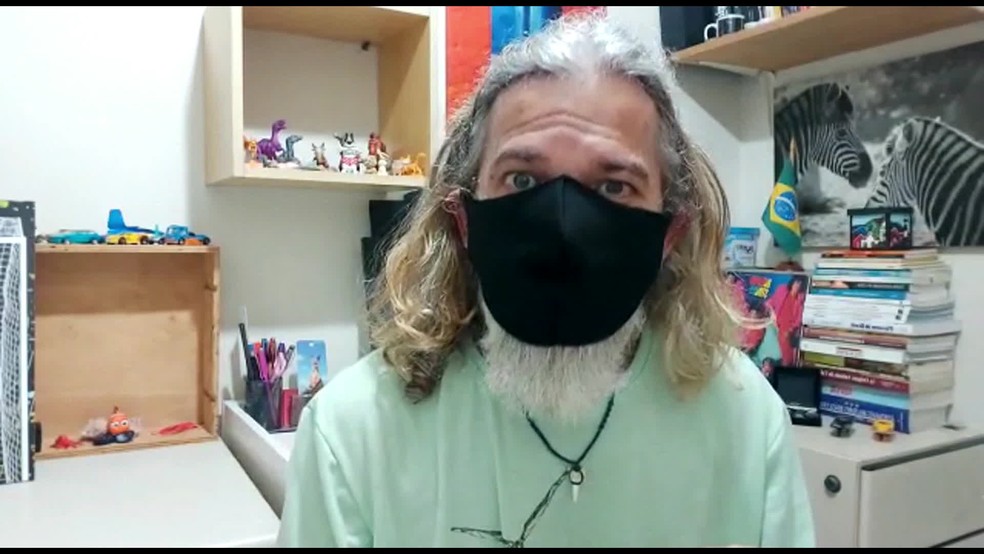 Biólogo Robson Garrido explica como agir após ter contato com caravelas — Foto: Reprodução/TV Globo