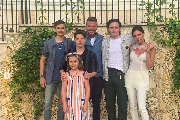 Filho de Victoria e David Beckham causa no Instagram ao tentar vender  moletom de grife por mais de R$ 795 mil - Glamurama