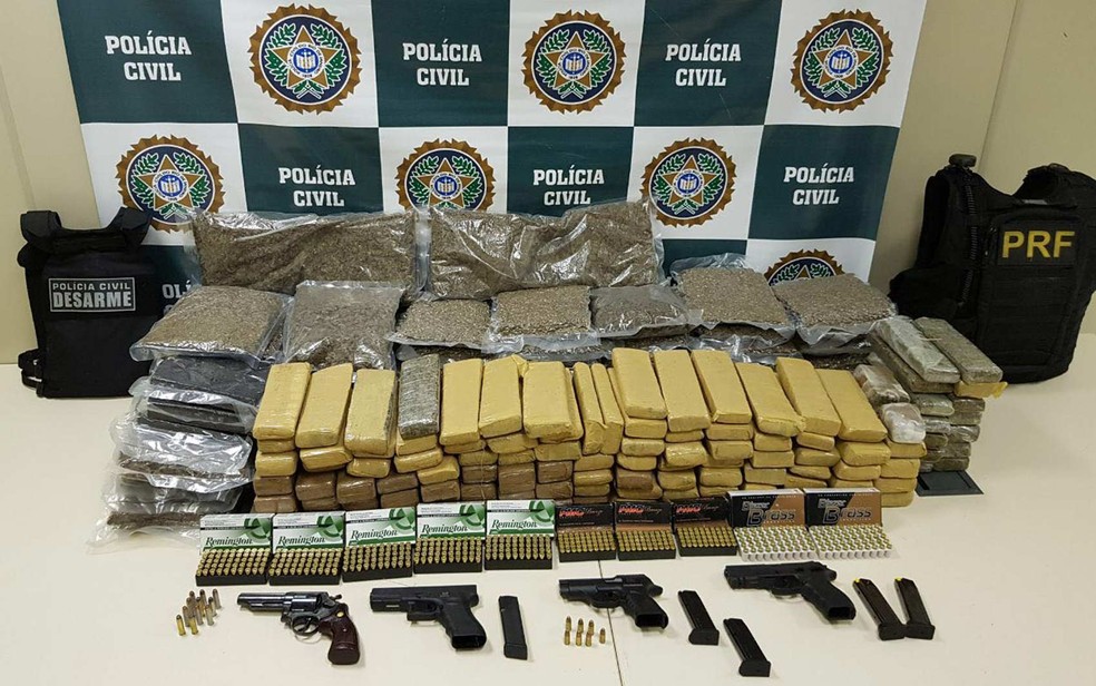 Armas e drogas apreendidas em Seropédica e que estavam sendo levadas para a Barra da Tijuca, na Zona Oeste do Rio (Foto: Políci Civil/Divulgação)