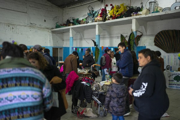 Mercado para trocas de itens usados como roupas e utensílios em La Plata, na Argentina, é solução usada num país que enfrenta décadas de crise na economia e agora com a alta inflação de volta — Foto: Sebastián López Brach/The New York