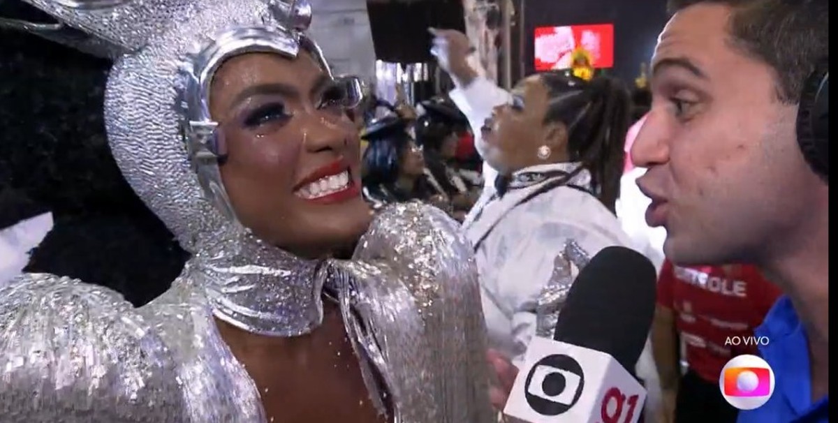 Erika Januza, rainha de bateria da Viradouro, chora muito na Avenida 'Acredite nos seus sonhos
