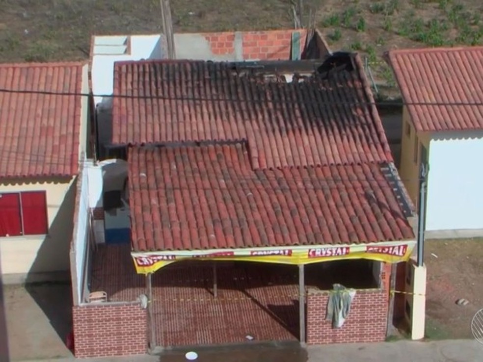 Homem ateou fogo na própria casa e matou familiares em Feira de Santana, em janeiro de 2017. (Foto: Reprodução/TV Subaé)