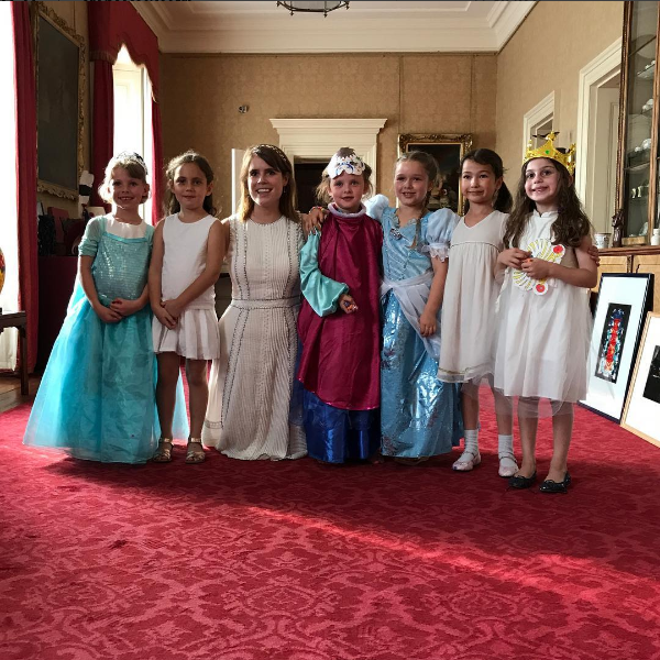 A Princesa Eugenie com Harper e as amigas (Foto: Reprodução/Instagram)