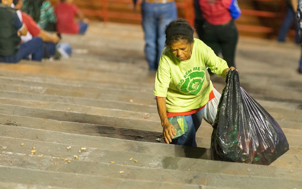 Coletora trabalha no recolhimento de materiais reciclÃ¡veis no Parque do PeÃ£o de Barretos  â€” Foto: Ã‰rico Andrade/G1