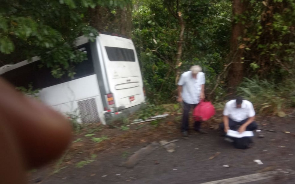 Batida entre carro e ônibus deixa morto e feridos na Bahia  — Foto: Redes Sociais