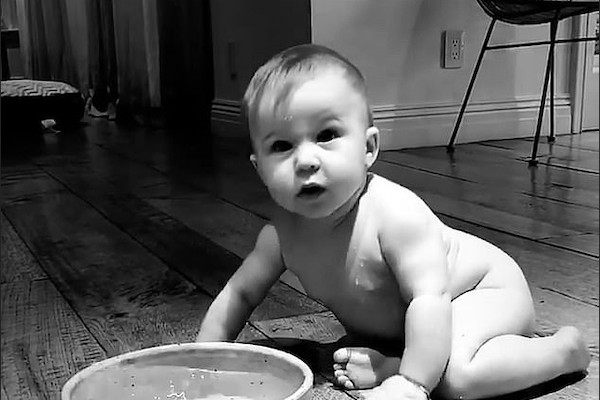 A filha de sete meses de Hillary Duff brincando com a água do cachorro da cantora (Foto: Instagram)