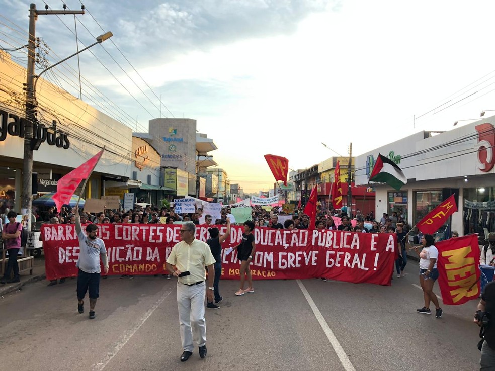 PORTO VELHO, 17h45: Manifestantes realizam passeata pelo centro da cidade — Foto: Marisson Dourado/CBN