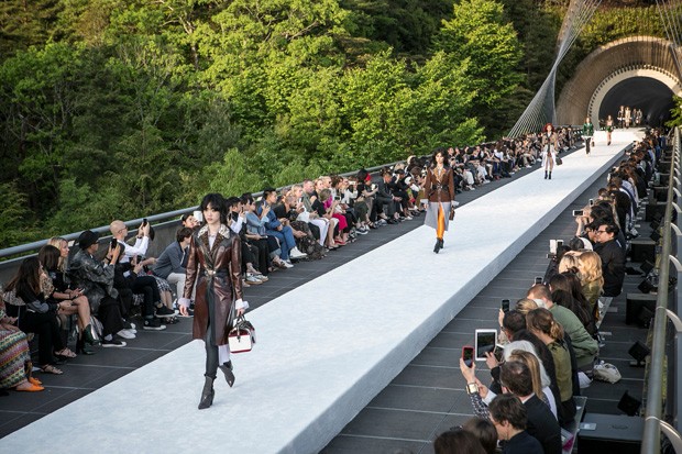 KOKA, JAPAN - MAY 14:  Models showcase the design on runway during the Louis Vuitton Resort 2018 show at the Miho Museum on May 14, 2017 in Koka, Japan.  (Photo by Jean Chung/Getty Images) (Foto: Getty Images)