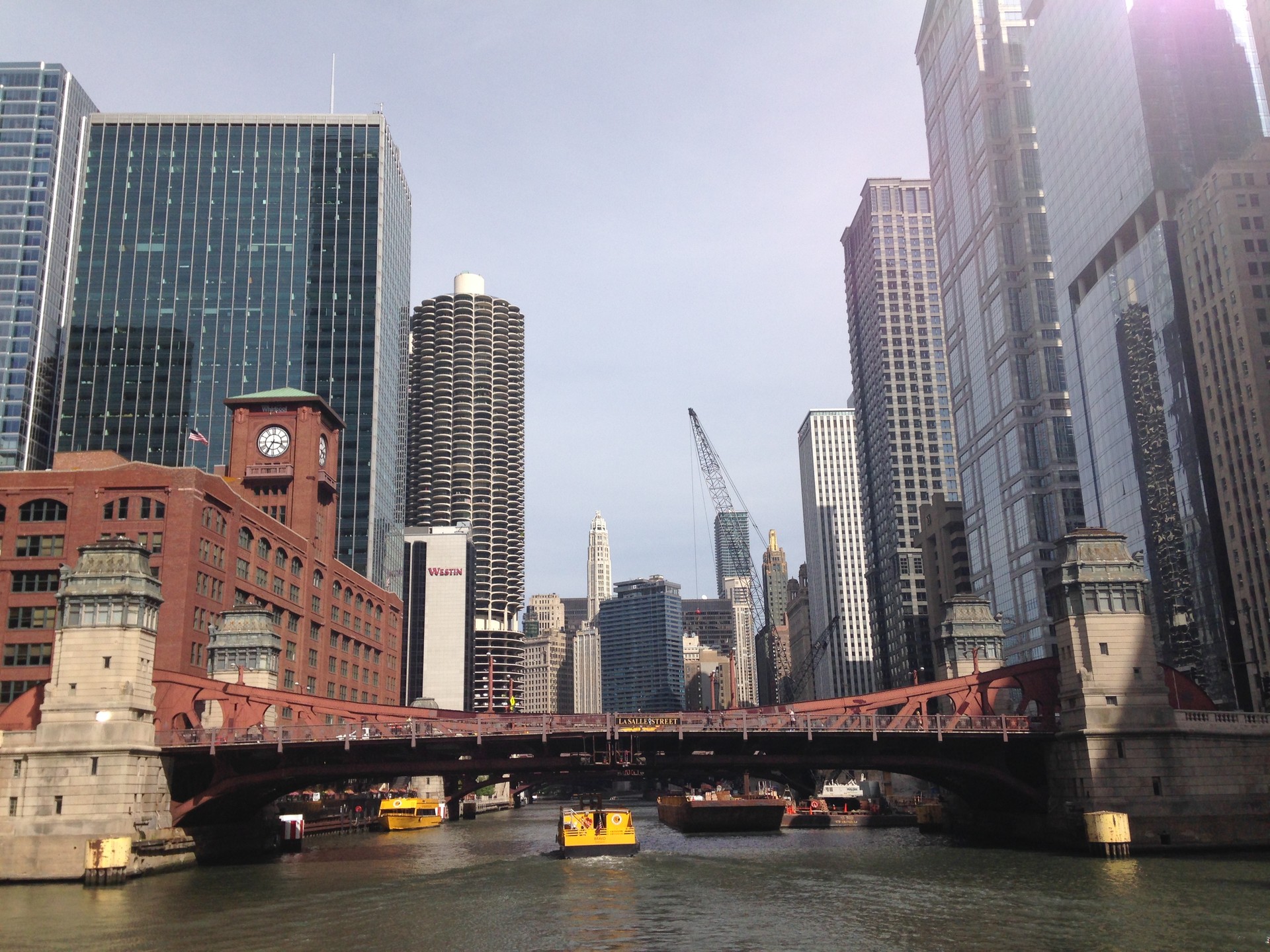 A vista do rio Chicago de dentro de um dos barcos de passeio da cidade (Foto: Mariana Di Pilla)