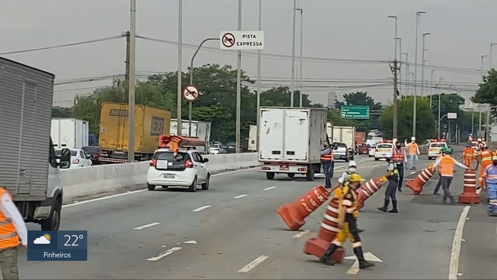Agentes da CET liberam pista central da Marginal Tietê na tarde desta quinta-feira (3).  — Foto: Reprodução/TV Globo 
