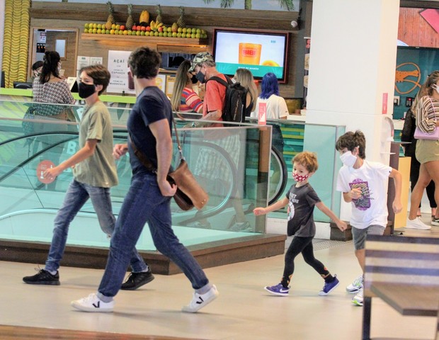 Daniel Oliveira passeia em shopping com filhos e Sophie Charlotte (Foto: DANIEL DELMIRO/AGNEWS)