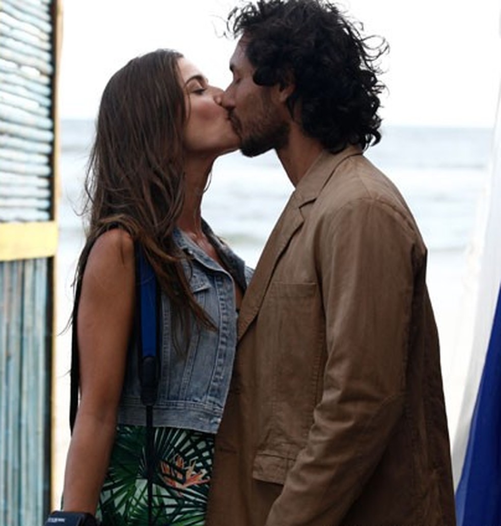 Carol (Maria Joana) beija Lino (José Henrique Ligabue) após o desfile - 'Flor do Caribe' — Foto: Globo