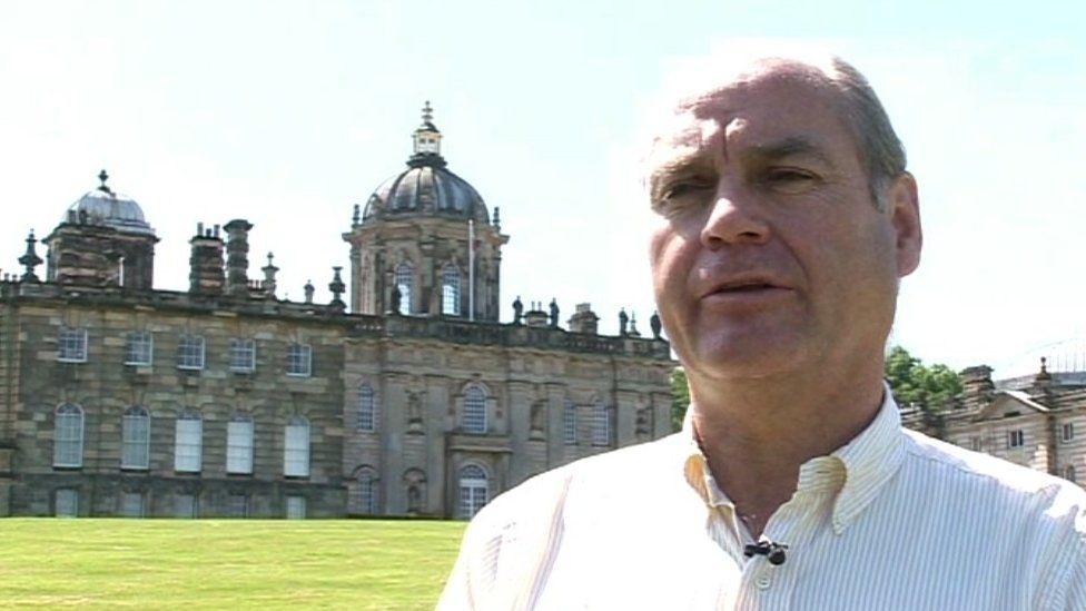 Simon Howard em frente ao castelo onde foi rodada a série Bridgerton (Foto: reprodução)
