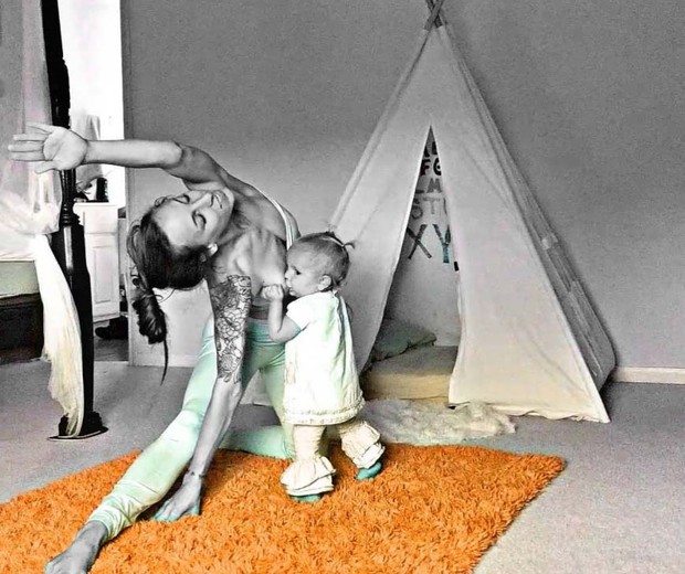 A filha mais nova não se faz de rogada e pede para mamar mesmo quando a mãe está praticando yoga (Foto: Reprodução Instagram @carleebyoga)