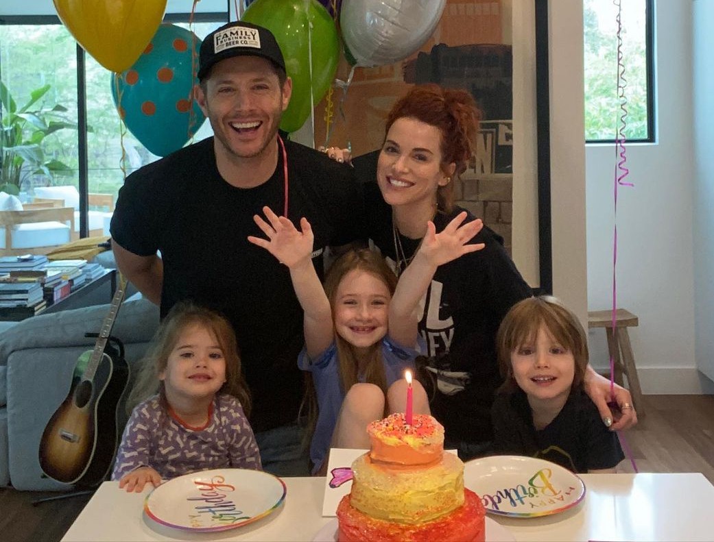 Jensen Ackles com a esposa, Danneel Harris, e os três filhos deles (Foto: Reprodução / Instagram)