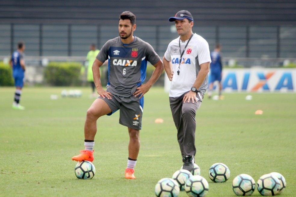 Rios ao lado de Zé Ricardo durante treino do Vasco (Foto: Paulo Fernandes / Vasco)