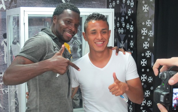 Tenorio Yotun tarde de autógrafos vasco (Foto: Globoesporte.com)