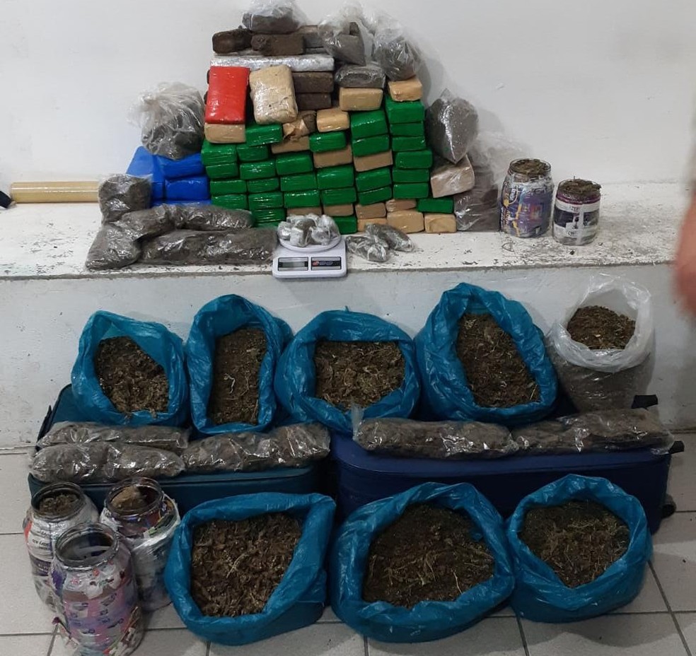 Cerca de 100 kg de droga é apreendida em uma casa em Vitória da Conquista — Foto: Divulgação/PM